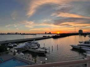 Unique Water Views, free Parking 1bed 1 bath Rooffornomads 416